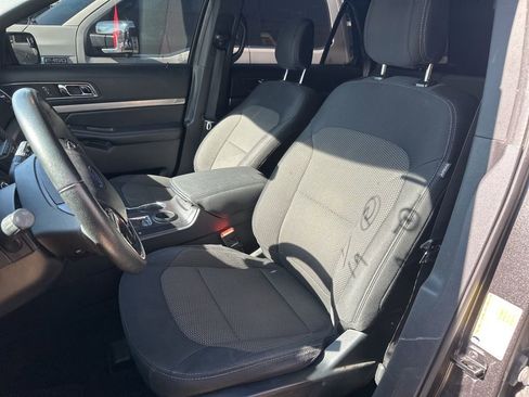 Used 2018 Ford Explorer XLT image 9