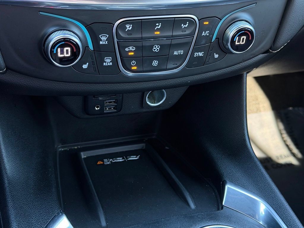 Used 2023 Chevrolet Traverse LT w/ LT Premium Package FWD image 29