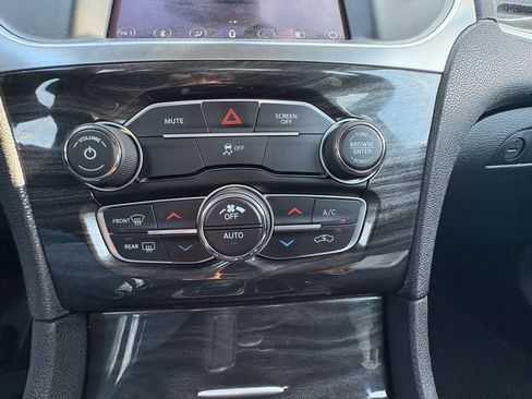 Used 2019 Chrysler 300 Touring w/ Chrome Appearance Package image 30