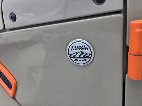 Used 2020 Jeep Gladiator Overland AWD/4WD image 5
