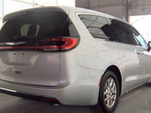 Used 2024 Chrysler Pacifica Touring-L FWD image 4