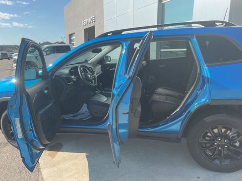 Used 2023 Jeep Cherokee Altitude Lux image 22