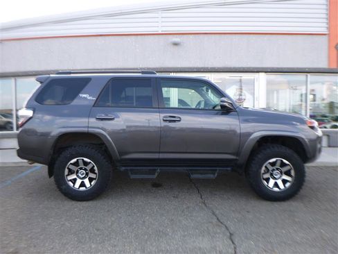 Used 2021 Toyota 4Runner TRD Off-Road Premium w/ Moonroof Package AWD/4WD image 4