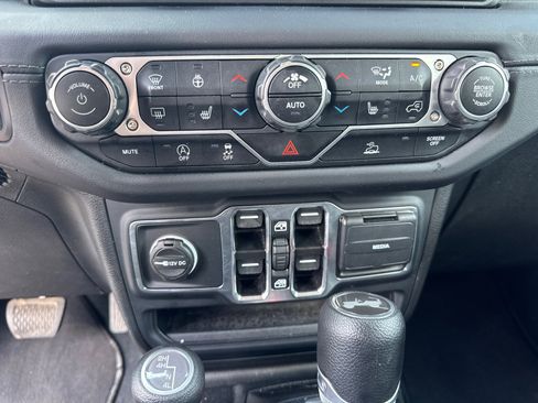 Used 2024 Jeep Wrangler Unlimited Sahara w/ Technology Group AWD/4WD image 29