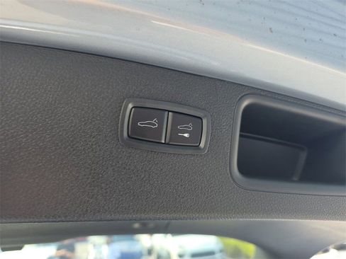 Certified 2025 Porsche Macan Base image 18