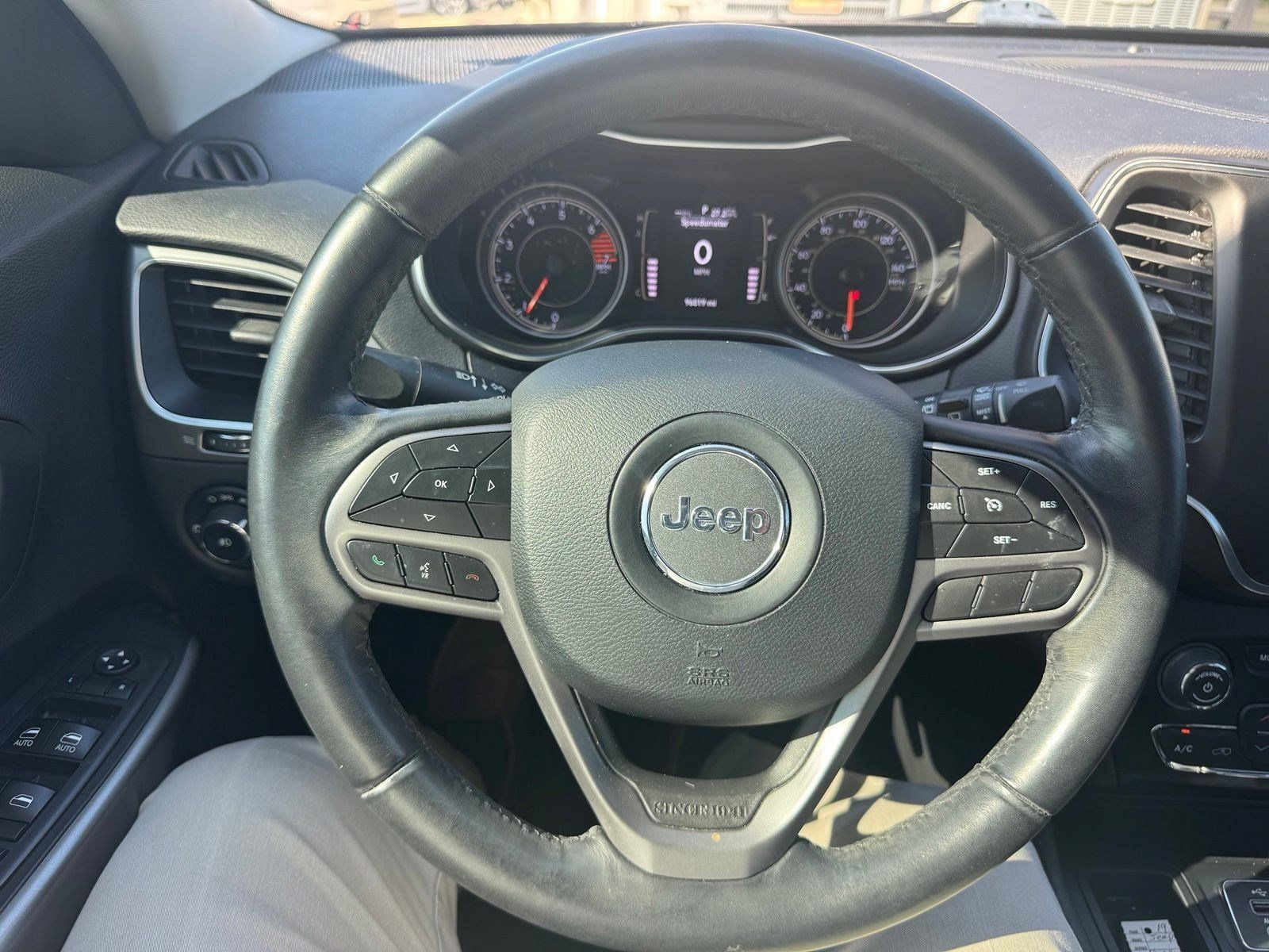 Used 2019 Jeep Cherokee Latitude Plus w/ Comfort/Convenience Group FWD image 13