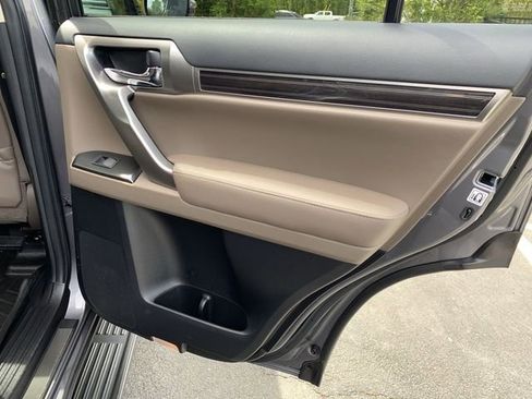 Used 2023 Lexus GX 460 Premium w/ Premium Package image 11