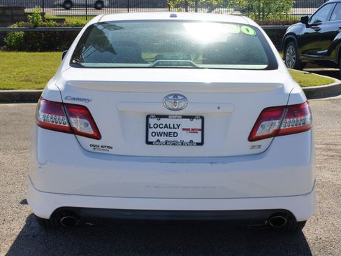 Used 2010 Toyota Camry SE image 3