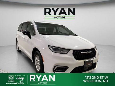 Used 2024 Chrysler Pacifica Touring-L image 1