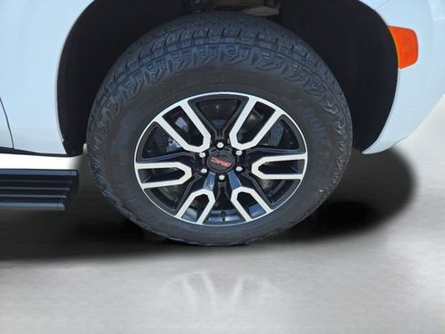 Used 2024 GMC Yukon AT4 w/ AT4 Premium Package AWD/4WD image 38