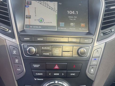 Used 2017 Hyundai Santa Fe SE image 2