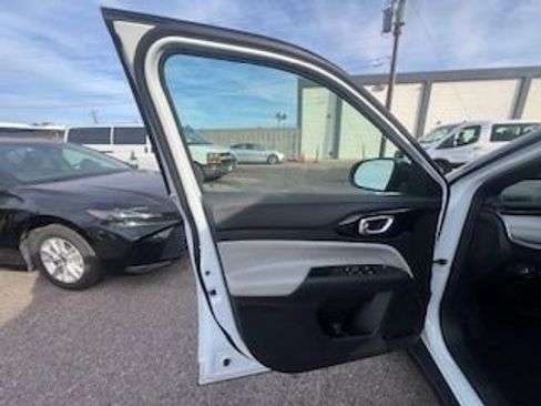 Used 2025 Jeep Compass Limited image 11