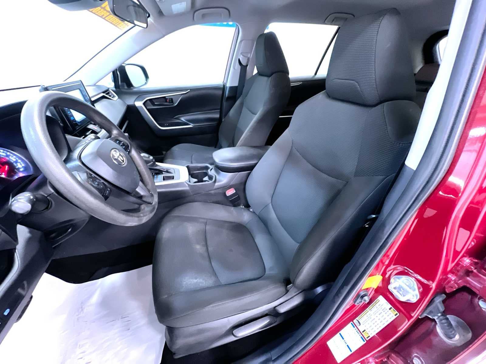 Used 2021 Toyota RAV4 LE AWD/4WD image 14