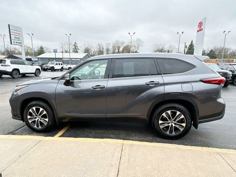 Used 2022 Toyota Highlander XLE image 6
