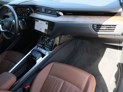 Used 2022 Audi e-tron Premium Plus w/ Premium Plus Package AWD/4WD image 31