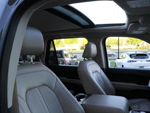 Used 2022 Ford Expedition Limited AWD/4WD image 9