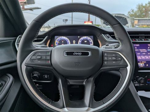 New 2025 Jeep Grand Cherokee Laredo image 17