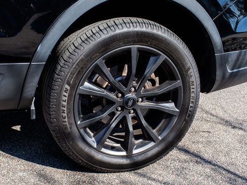 Used 2018 Ford Explorer XLT w/ Equipment Group 202A image 6