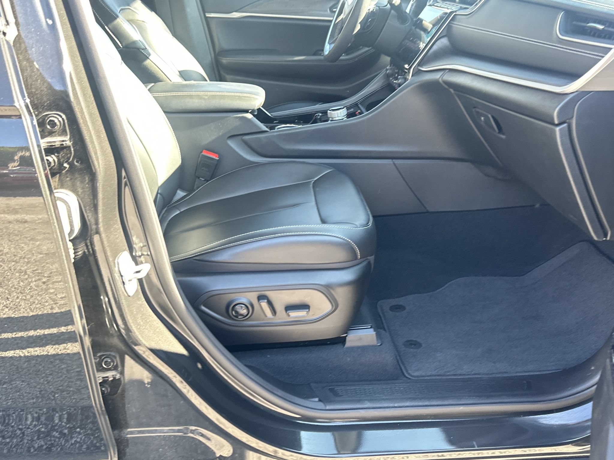 Used 2023 Jeep Grand Cherokee Limited AWD/4WD image 13