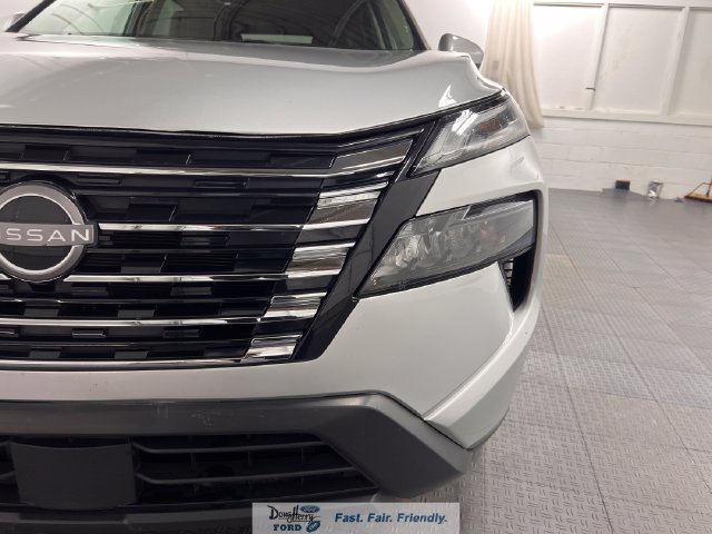 Used 2025 Nissan Rogue SV FWD image 11