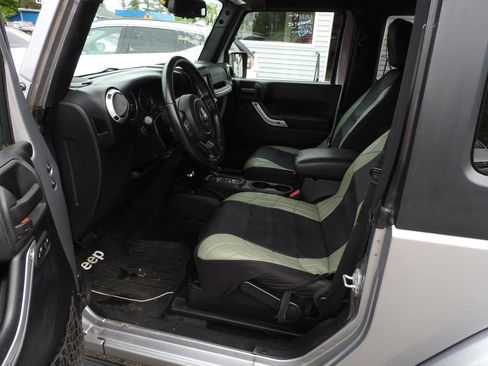 Used 2015 Jeep Wrangler Sahara w/ Connectivity Group AWD/4WD image 10