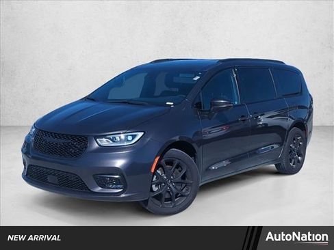 Used 2023 Chrysler Pacifica Touring-L w/ S Appearance Package image 1