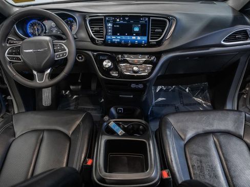 Used 2025 Chrysler Pacifica Select FWD image 23