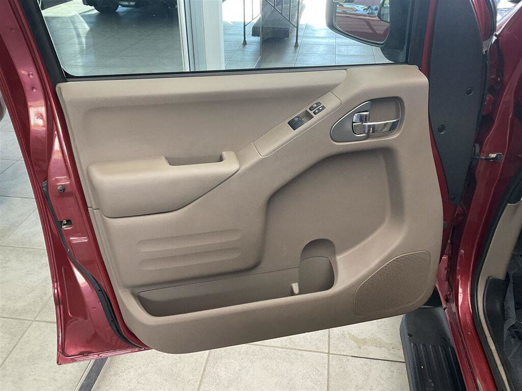 Used 2016 Nissan Frontier SV w/ SV Value Truck Package AWD/4WD image 9