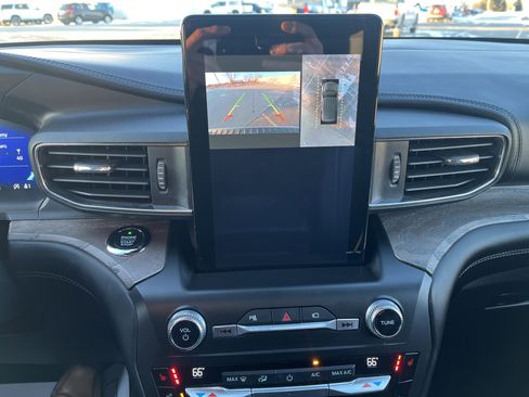 Used 2020 Ford Explorer Platinum w/ Premium Technology Package image 29