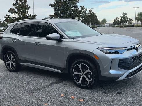 New 2025 Volkswagen Tiguan SE image 2