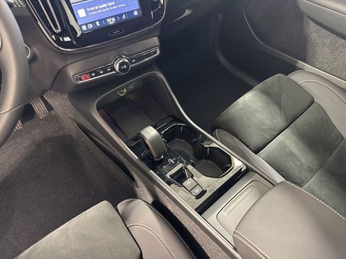 Used 2025 Volvo XC40 B5 Plus image 14