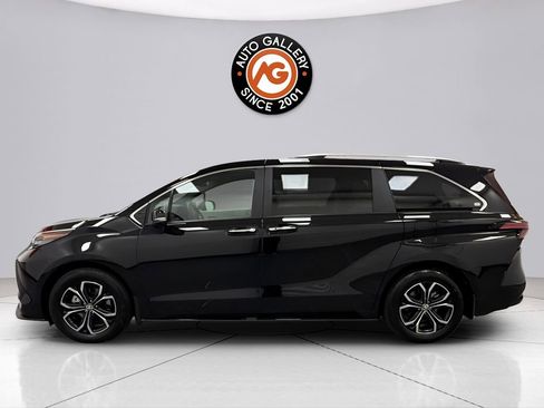 Used 2025 Toyota Sienna Platinum AWD/4WD image 6