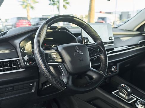 Used 2024 Mitsubishi Outlander SE image 19