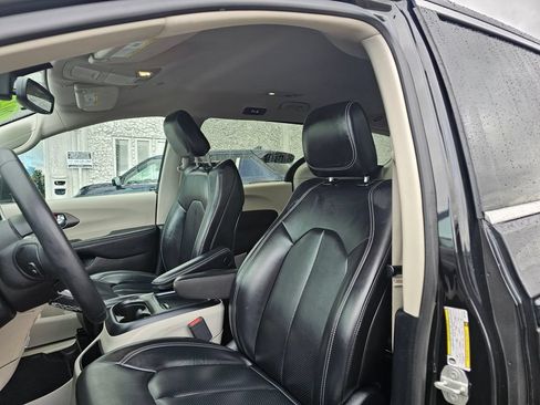 Used 2023 Chrysler Pacifica Touring-L FWD image 18