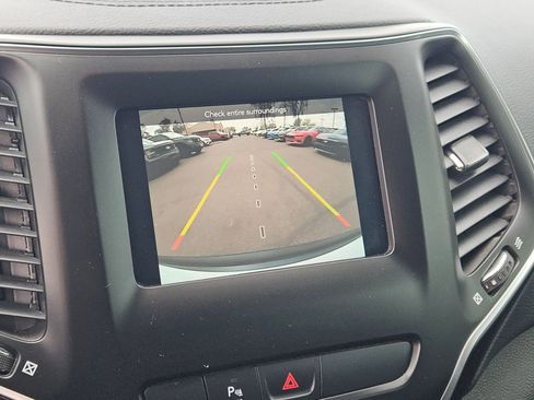 Used 2020 Jeep Cherokee Latitude Plus image 18