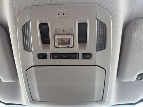 Used 2021 Toyota Highlander XLE AWD/4WD image 24