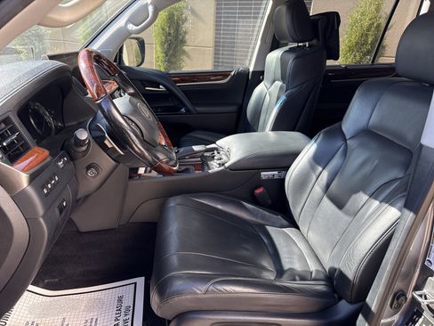 Used 2017 Lexus LX 570 4WD w/ Luxury Package image 16