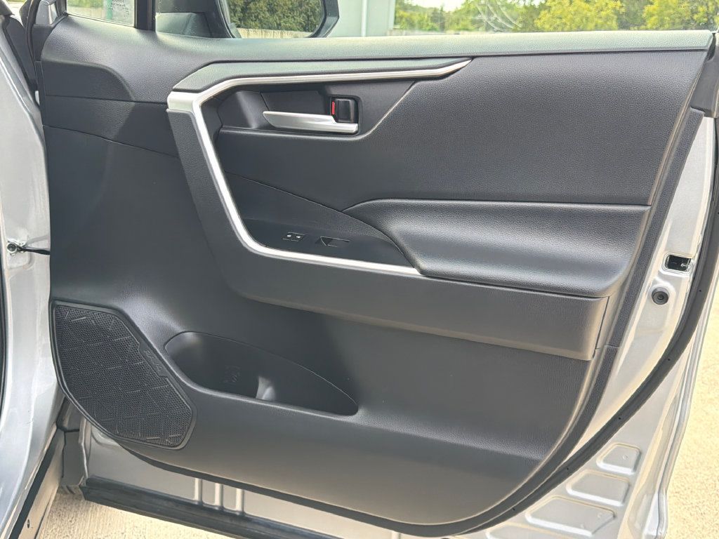 Used 2021 Toyota RAV4 XLE AWD/4WD image 11