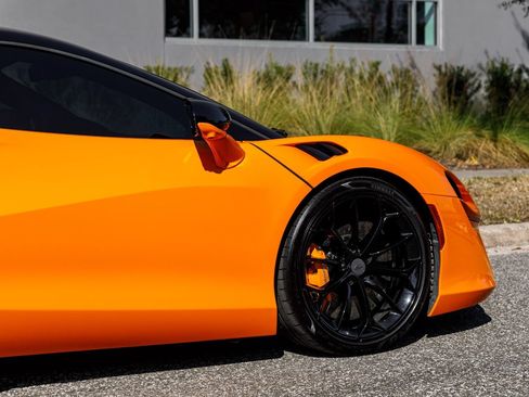 Used 2025 McLaren Artura RWD image 14