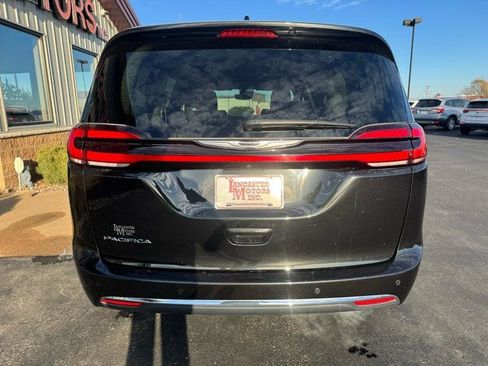 Used 2023 Chrysler Pacifica Touring-L FWD image 7