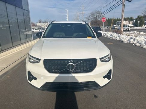 Certified 2025 Volvo XC40 B5 Plus AWD/4WD image 7