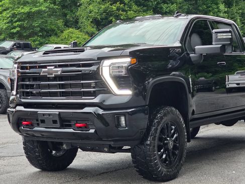 Used 2025 Chevrolet Silverado 2500 LTZ w/ LTZ Plus Package AWD/4WD image 2
