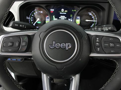 Used 2025 Jeep Wrangler Unlimited Sahara w/ Safety Group AWD/4WD image 12