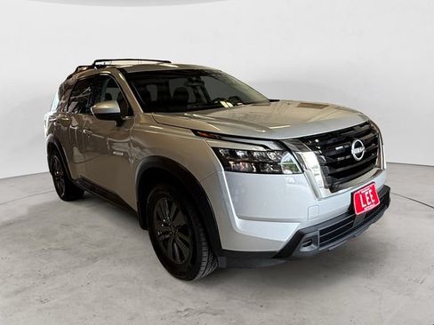Used 2023 Nissan Pathfinder SV w/ SV Premium Package AWD/4WD image 8