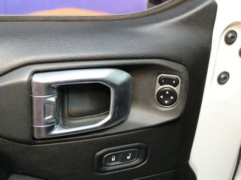 Used 2019 Jeep Wrangler Unlimited Sahara w/ Uconnect 4C Nav & Sound Group AWD/4WD image 15