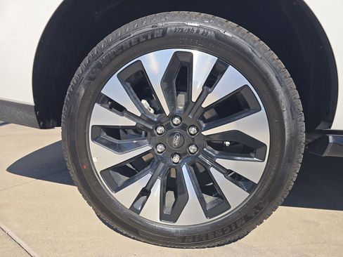Used 2025 Ford Expedition Platinum w/ Driver's Package image 38