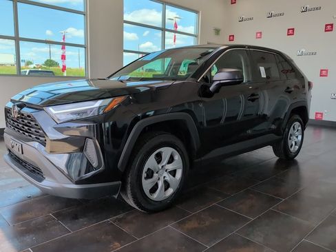 Used 2024 Toyota RAV4 LE AWD/4WD image 4