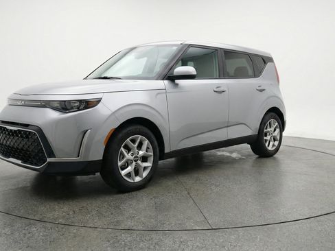 Used 2025 Kia Soul LX w/ LX Technology Package FWD image 3