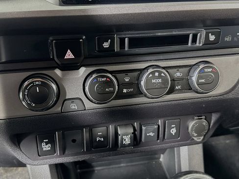 Used 2022 Toyota Tacoma TRD Sport w/ TRD Premium Sport Package AWD/4WD image 16