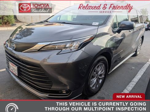 Used 2025 Toyota Sienna XLE image 1